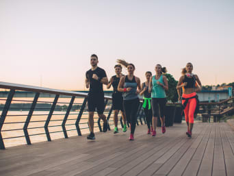Programma corsa principianti: un gruppo di jogging corre su un ponte.
