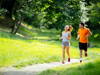 Jogging principianti – Una coppia si allena in un parco. 