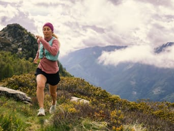 Consejos para practicar trail running: una corredora se entrena en la montaña.