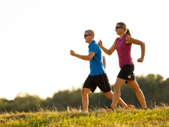 Wandelen voor beginners - een paar die samen door de natuur wandelt.