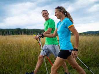 Nordic walking szybkość chodzenia – kobieta uczy się sekwencji ruchów od trenera.