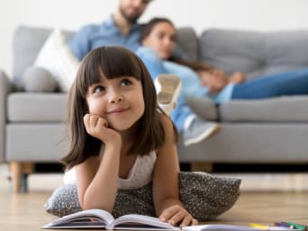 Leesbegrip bevorderen: klein meisje denkt na over wat ze zojuist heeft gelezen.