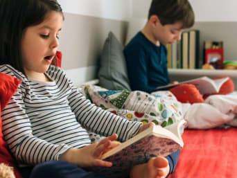 Lesemotivation: Bruder und Schwester verbringen gemeinsame Lesezeit miteinander.
