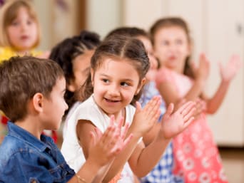 Předškolní děti tleskají do dlaní, a nacvičují tak dělení slov na slabiky.