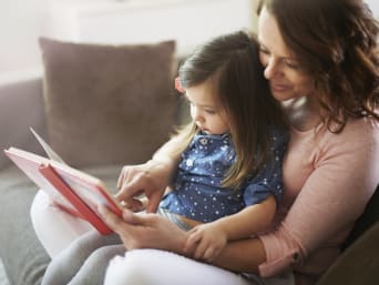 Mutter und Tochter entdecken gemeinsam kindgerechte Geschichten zum Vorlesen.