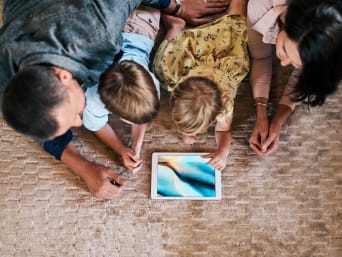 Mediawijsheid – Familie kijkt samen op een tablet.