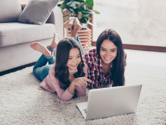 Regels van de etiquette op het internet - moeder en dochter surfen samen op het internet.
