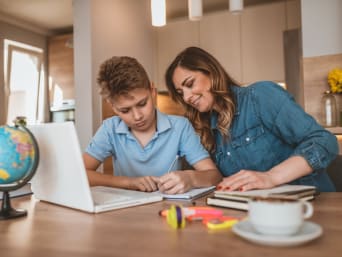 Online Lernen – Mutter und Sohn lernen zusammen mithilfe von Lernvideos.