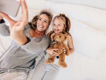 Mediennutzung Kinder – Mutter und Tochter nehmen ein Selfie auf.