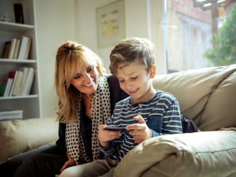 Sicherheit im Internet – Kind spielt ein Spiel auf dem Smartphone.
