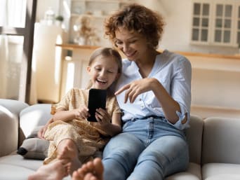 Bambini e uso dei social: madre e figlio scoprono insieme un social network. 