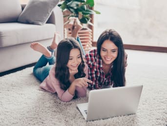 Benimmregeln im Internet – Mutter und Tochter surfen zusammen im Internet.