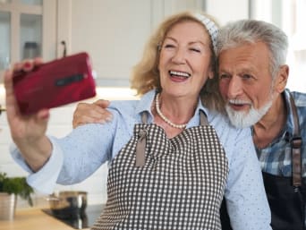 In Kontakt bleiben – Großeltern beim Videoanruf mit der Familie.