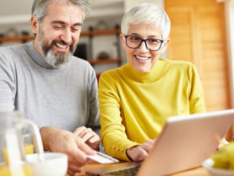 Älteres Paar nutzt die Möglichkeiten des Online-Bankings.