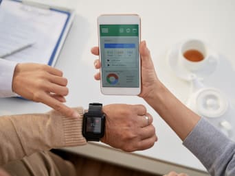 Aplikacje zdrowotne – smartwatch rejestrujący funkcje życiowe. 