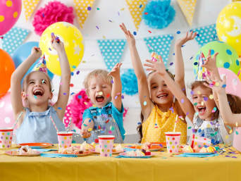 Thema verjaardag: kinderen vieren een verjaardag. 