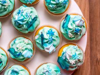 Anna und Elsa Geburtstagsparty – Cupcakes mit winterlicher Deko.