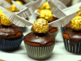 Harry Potter Geburtstag – Muffins mit goldener Kugel und Papierflügel als Schnatz.