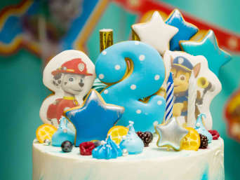 PAW-Patrol-Kindergeburtstag: Kuchen mit der Zahl 2, Chase und Marshall.