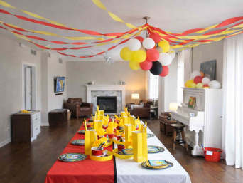 Pokémon-Geburtstagsdeko in Rot, Weiß, Schwarz und Gelb. 