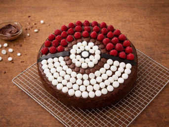 Kuchen als Pokéball für den Pokémon-Geburtstag.