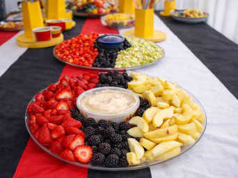 Essen für eine Pokémon-Party: Obst im Pokéball-Design für den Pokémon-Geburtstag angerichtet.