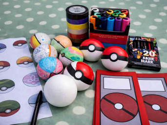 Styroporkugeln als Pokébälle bemalen für den Pokémon Kindergeburtstag.