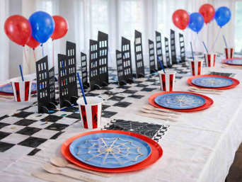 Spiderman-Party: Geburtstagstisch mit Ballons, Geschirr, Spinnennetzen und Hochhäuser-Deko Spiderman-Party: Geburtstagstisch mit Ballons, Geschirr, Spinnennetzen und Hochhäuser-Deko
