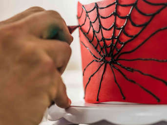 Torte für Spiderman-Geburtstag: Spinnennetz auf rotem Untergrund. Torte für Spiderman-Geburtstag: Spinnennetz auf rotem Untergrund.