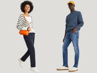 Minimalistyczna moda: kobieta i mężczyzna noszą proste ubrania z dyskretnymi wzorami.
