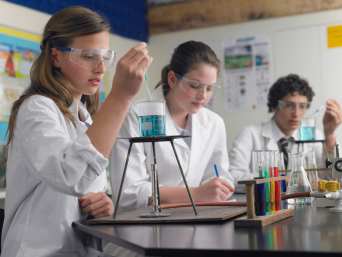 MINT-Förderung für Mädchen: Schülerinnen bei einem Chemie-Experiment.