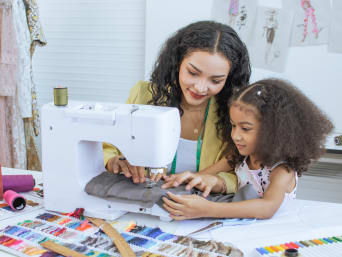 Patchwork pro začátečníky ─ Dívka si zkouší ušít svůj první patchworkový výrobek.