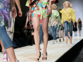 Modeontwerp studeren: modellen presenteren modecollecties op een catwalk.