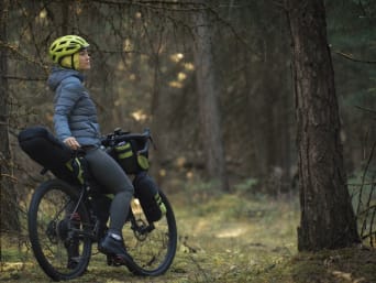 Bikepacking paklijst: fietser met uitgebreide bikepacking uitrusting.