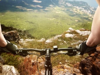 Downhill: Perspektive eines Downhillers auf einen steilen Abhang.