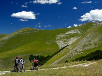 Itinerari MTB Marche: biker durante un viaggio in MTB nel Parco dei Monti Sibillini. Itinerari MTB Marche: biker durante un viaggio in MTB nel Parco dei Monti Sibillini.