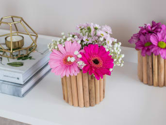 Nápady na vyrábění ke Dni matek – podomácku vyrobená váza s květinami.