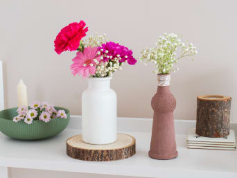 Bricolage fête des Mères rapide : Vases effet terre cuite avec des fleurs.