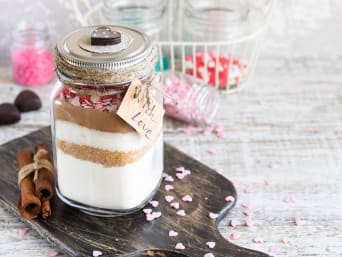 A last-minute idea for Mother's Day: Homemade baking mix in a preserving jar.