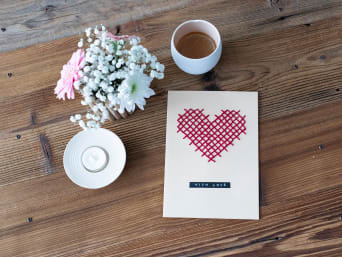 Pomysł na laurkę na Dzień Mamy: haftowane serce.