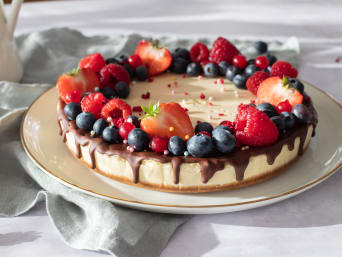 Gâteau fête des Mères : cheesecake aux fruits rouges et chocolat.