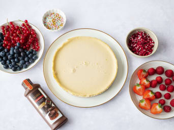 Cheesecake ke Dni matek: ovoce a čokoládová poleva k dekoraci.