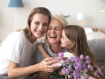 Idee per la Festa della Mamma: figlia, mamma e nonna festeggiano insieme.