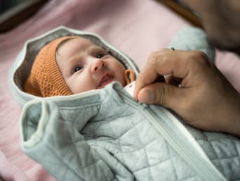 Habiller bébé hiver : un bébé dans une combinaison chaude. 