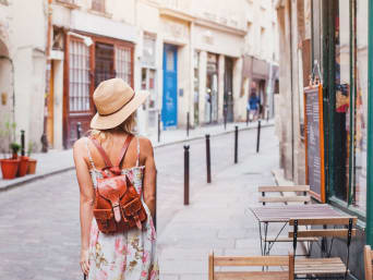 Turismo consapevole: una donna passeggia lentamente tra le vie della propria città.