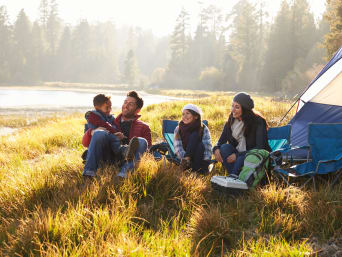 Nachhaltiger Urlaub mit Kindern: Familie beim Camping.