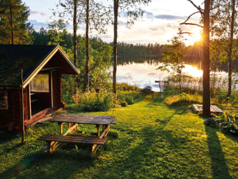 Nachhaltige Unterkünfte: Ferienhaus an einem idyllischen See.