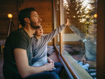 Alojamiento sostenible: un padre y su hijo pasan sus vacaciones en un apartamento.