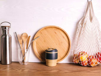 Zero-waste holiday: eco-friendly crockery, net bag, and stainless-steel drinking straws.