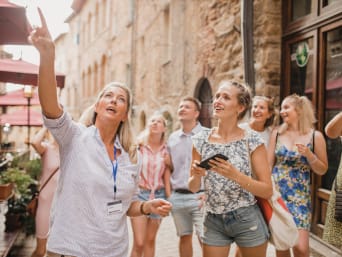 Sanfter Tourismus: Gruppe von Urlaubern bei einer Stadttour in Volterra.